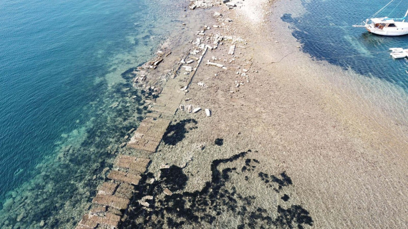 Deniz çekildi, adaya yürüyerek gidiyorlar - Resim: 4