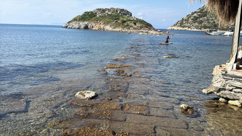 Deniz çekildi, adaya yürüyerek gidiyorlar - Resim: 8