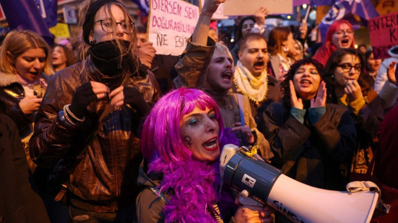 Taksim’de Feminist Gece Yürüyüşü: Gözaltılar var - Resim: 5