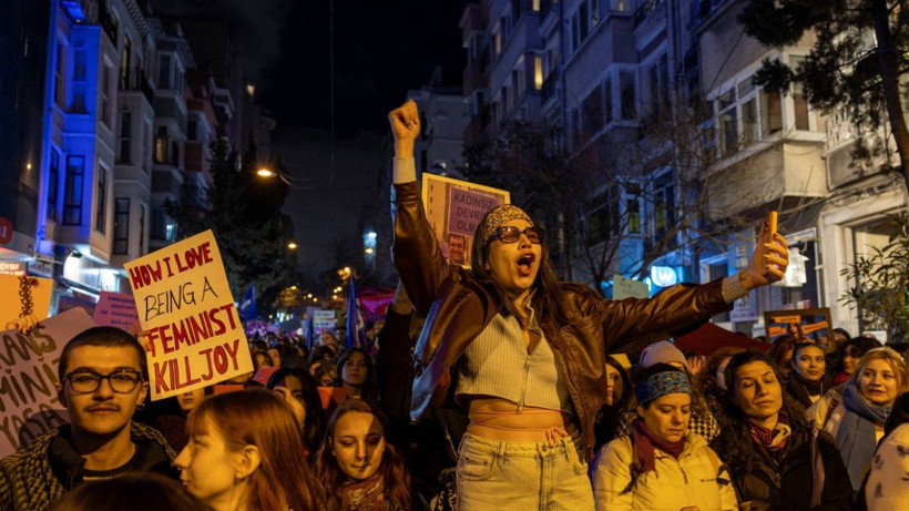 Taksim’de Feminist Gece Yürüyüşü: Gözaltılar var - Resim: 10