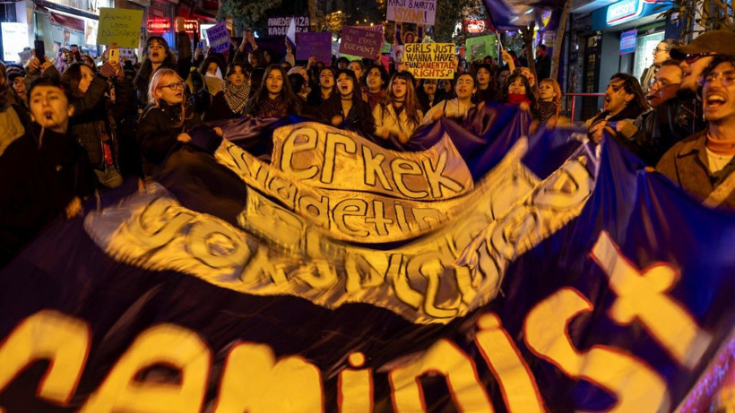 Taksim’de Feminist Gece Yürüyüşü: Gözaltılar var - Resim: 9