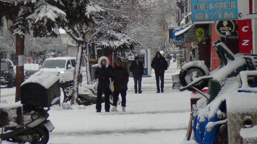 Mart’ta kış geri döndü: Kent sabaha beyaz örtüyle uyandı - Resim: 3