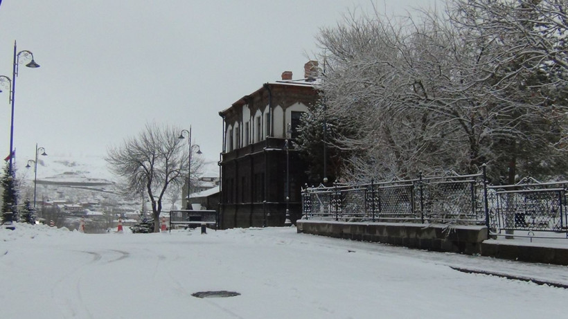 Mart’ta kış geri döndü: Kent sabaha beyaz örtüyle uyandı - Resim: 6