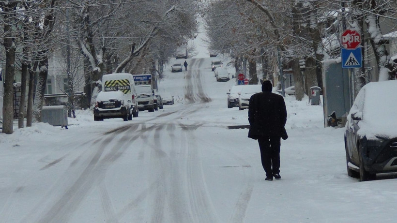Mart’ta kış geri döndü: Kent sabaha beyaz örtüyle uyandı - Resim: 9