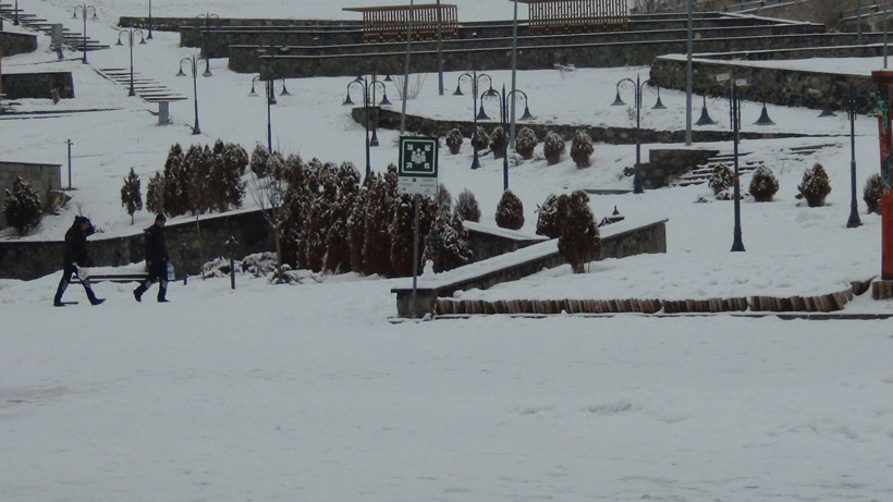 Mart’ta kış geri döndü: Kent sabaha beyaz örtüyle uyandı - Resim: 11