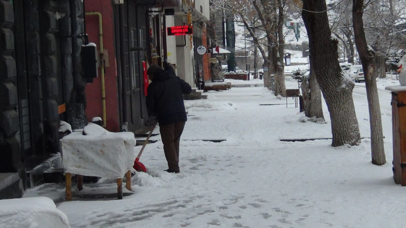 Mart’ta kış geri döndü: Kent sabaha beyaz örtüyle uyandı - Resim: 14