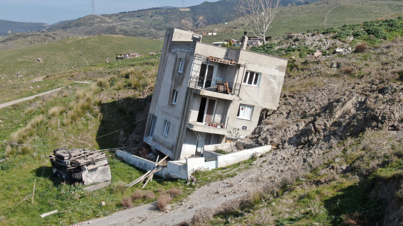 &Ccedil;&ouml;p tesisindeki heyelan mahalleyi yutuyor - Resim : 1