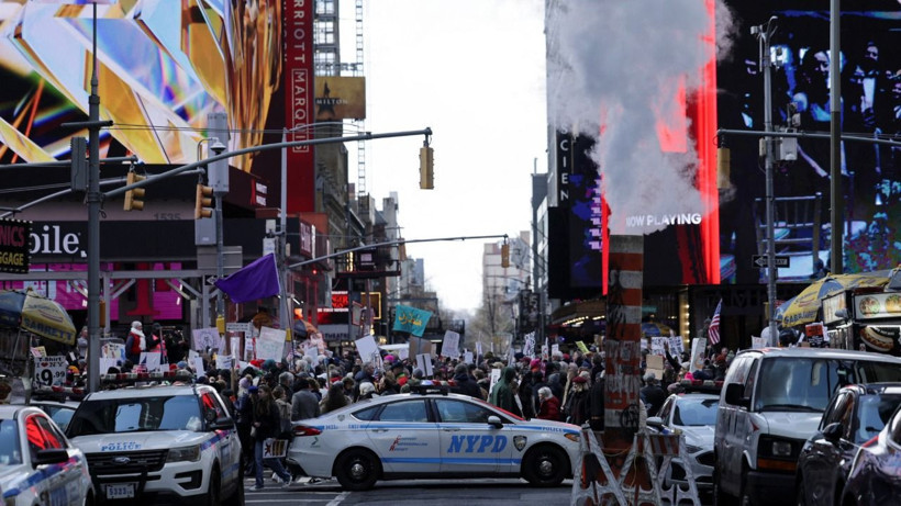 Amerika'da Trump karşıtları sokağa döküldü: No Kings - Resim: 8