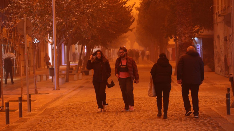 Korkutan manzara: Gökyüzü kızıla büründü - Resim: 10