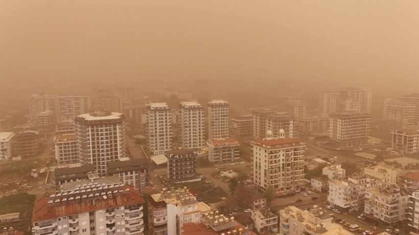 Çöl tozu Türkiye’yi vurdu: Gökyüzü turuncuya döndü, nefes almak zorlaştı - Resim: 35