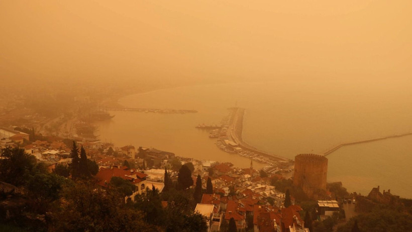 Çöl tozu Türkiye’yi vurdu: Gökyüzü turuncuya döndü, nefes almak zorlaştı - Resim: 33