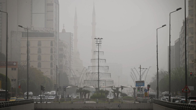 Çöl tozu Türkiye’yi vurdu: Gökyüzü turuncuya döndü, nefes almak zorlaştı - Resim: 24