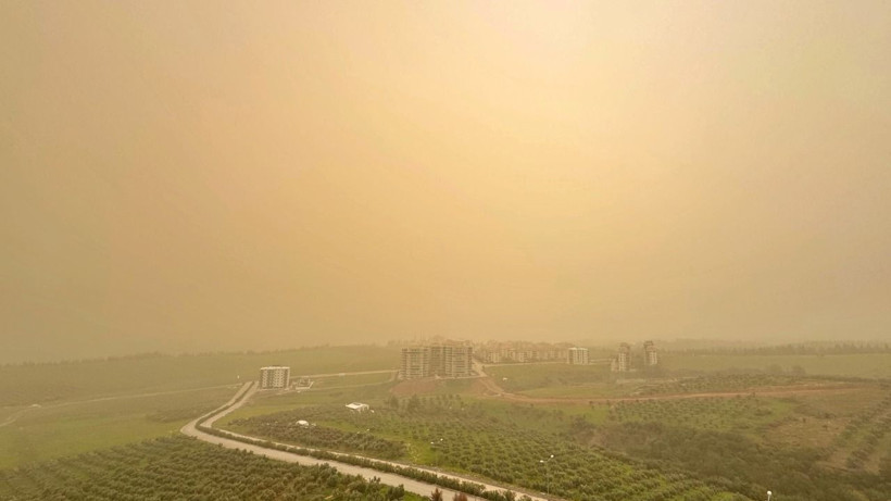 Çöl tozu Türkiye’yi vurdu: Gökyüzü turuncuya döndü, nefes almak zorlaştı - Resim: 9