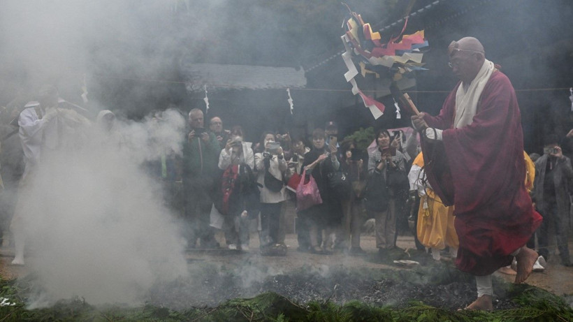 Çıplak ayakla kızgın közlerin üzerinde yürüdüler - Resim: 1