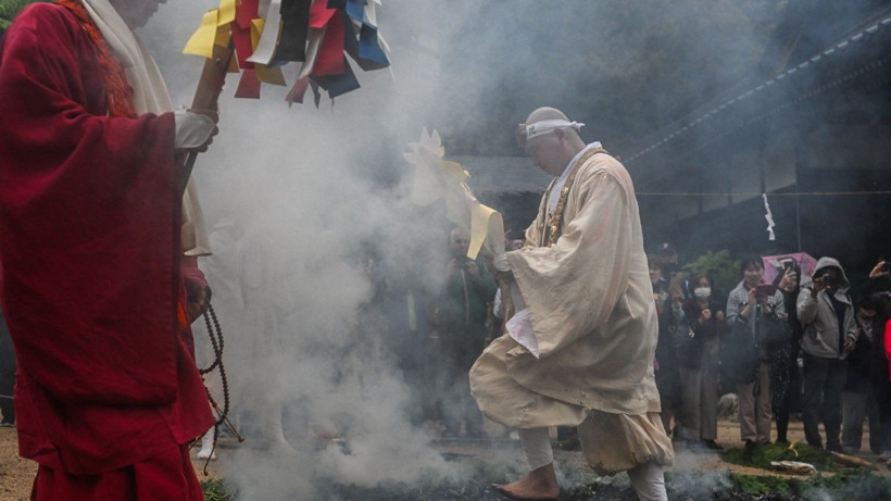 Çıplak ayakla kızgın közlerin üzerinde yürüdüler - Resim: 2