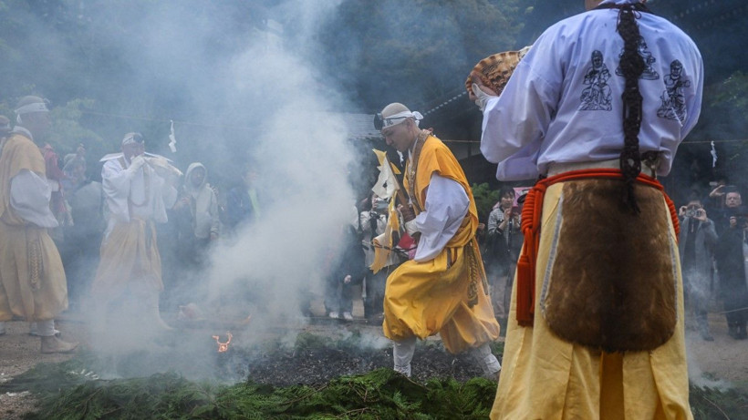 Çıplak ayakla kızgın közlerin üzerinde yürüdüler - Resim: 3