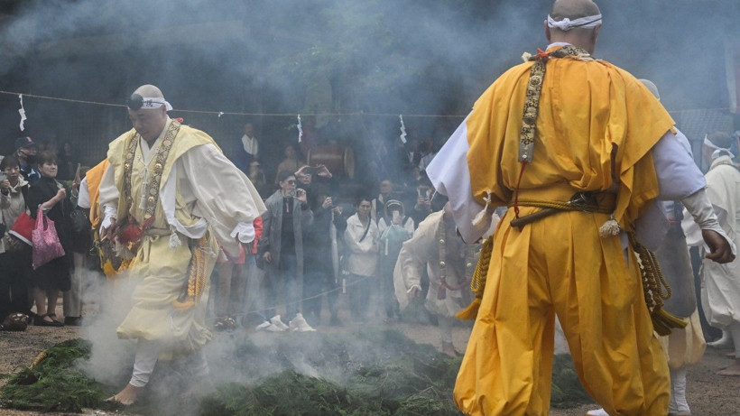 Çıplak ayakla kızgın közlerin üzerinde yürüdüler - Resim: 5