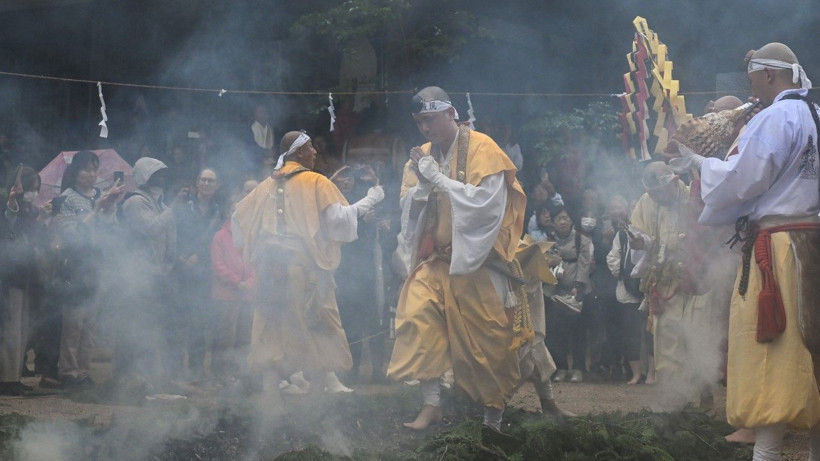 Çıplak ayakla kızgın közlerin üzerinde yürüdüler - Resim: 6