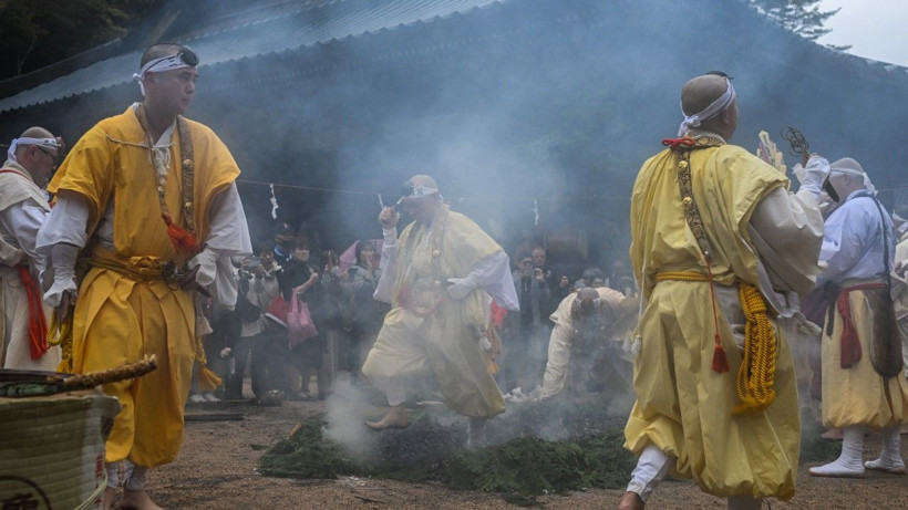 Çıplak ayakla kızgın közlerin üzerinde yürüdüler - Resim: 7