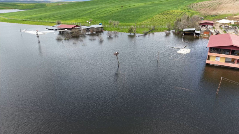 Baraj kapakları açıldı, mahkemelik evler su altına kaldı - Resim: 12
