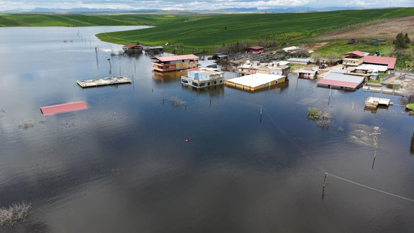 Baraj kapakları açıldı, mahkemelik evler su altına kaldı - Resim: 3