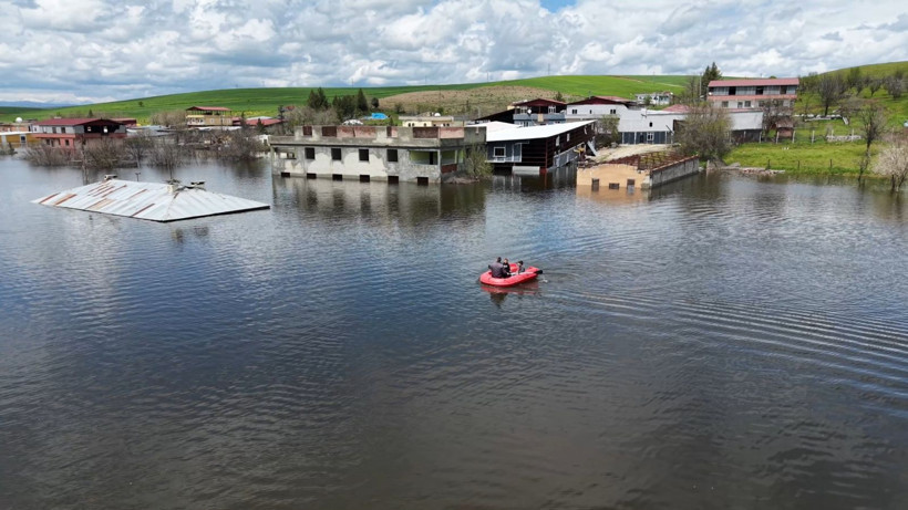 Baraj kapakları açıldı, mahkemelik evler su altına kaldı - Resim: 2
