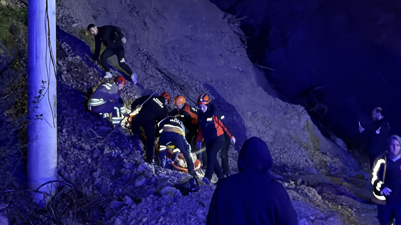Uçuruma düşen kişiyi kurtarmaya çalıştılar, mahsur kaldılar - Resim : 1