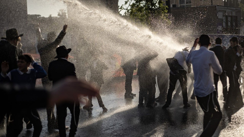 Zorunlu askerlik karşıtlarına sert müdahale - Resim: 28