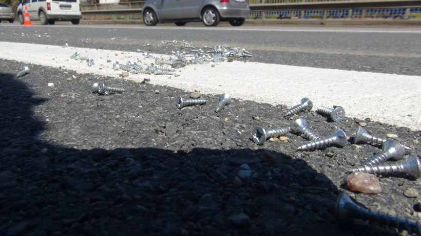 Yola d&ouml;k&uuml;len vidalar trafiği fel&ccedil; etti - Resim : 1