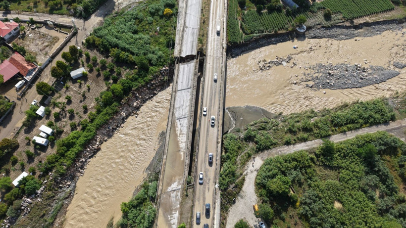 Hatay'da yollar, köprüler, evler çöktü: İki kişi öldü - Resim: 5