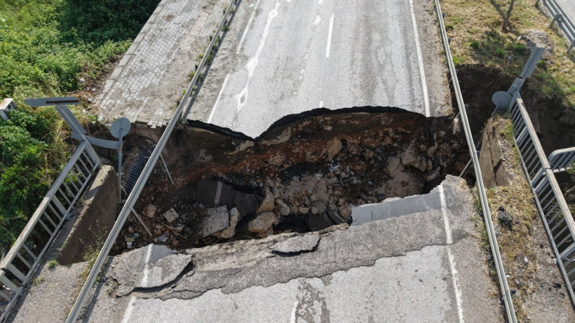 Hatay'da yollar, köprüler, evler çöktü: İki kişi öldü - Resim: 7