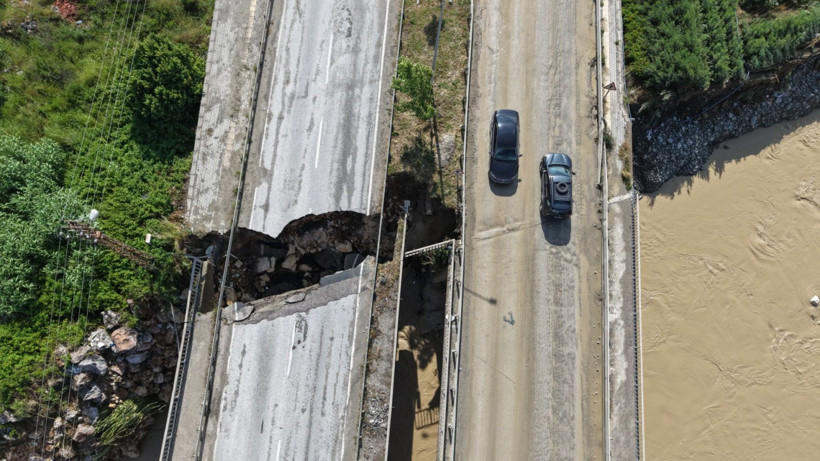 Hatay'da yollar, köprüler, evler çöktü: İki kişi öldü - Resim: 8