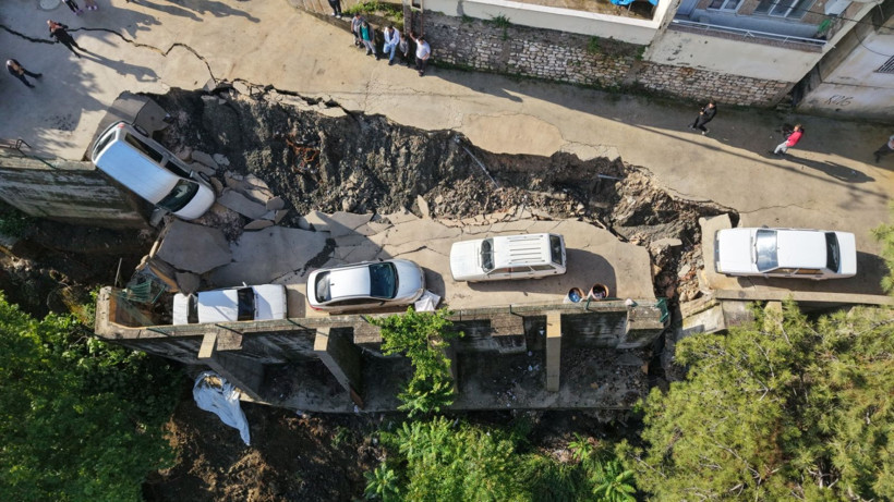 Hatay'da yollar, köprüler, evler çöktü: İki kişi öldü - Resim: 10
