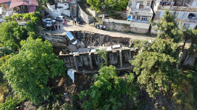 Hatay'da yollar, köprüler, evler çöktü: İki kişi öldü - Resim: 11