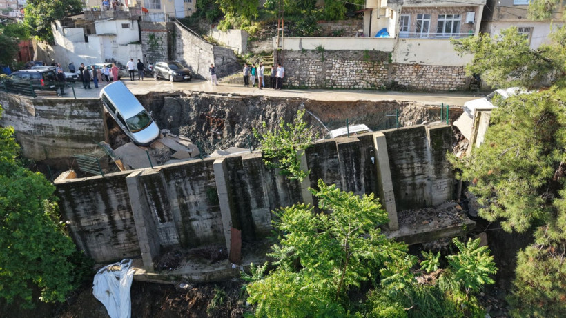 Hatay'da yollar, köprüler, evler çöktü: İki kişi öldü - Resim: 12