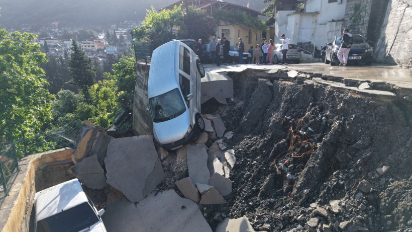 Hatay'da yollar, köprüler, evler çöktü: İki kişi öldü - Resim: 13