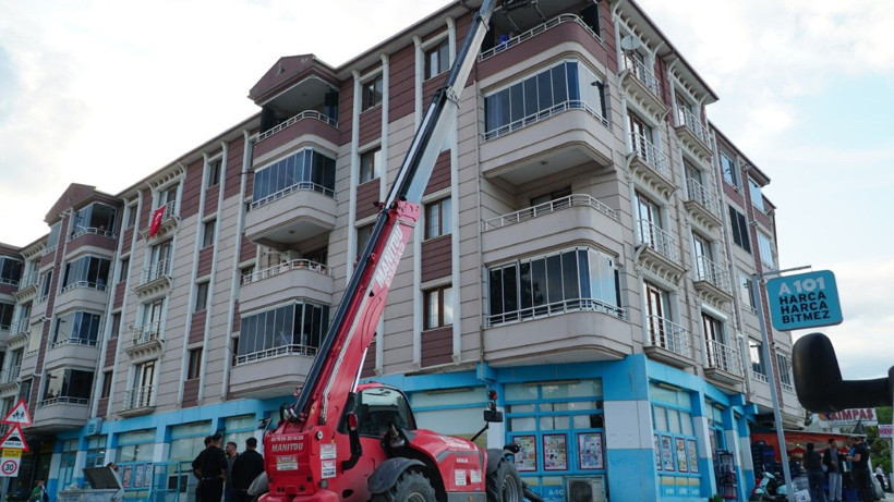 Cenazesi evden forkliftle çıkarıldı - Resim: 1
