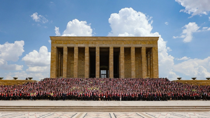 Koç Topluluğu'ndan 100'üncü yılda Anıtkabir ziyareti - Resim : 3