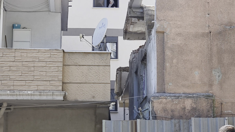 Küçükçekmece'de yıkımı yapılan bina çöktü: İşçiler beton blokların altında kaldı - Resim : 1