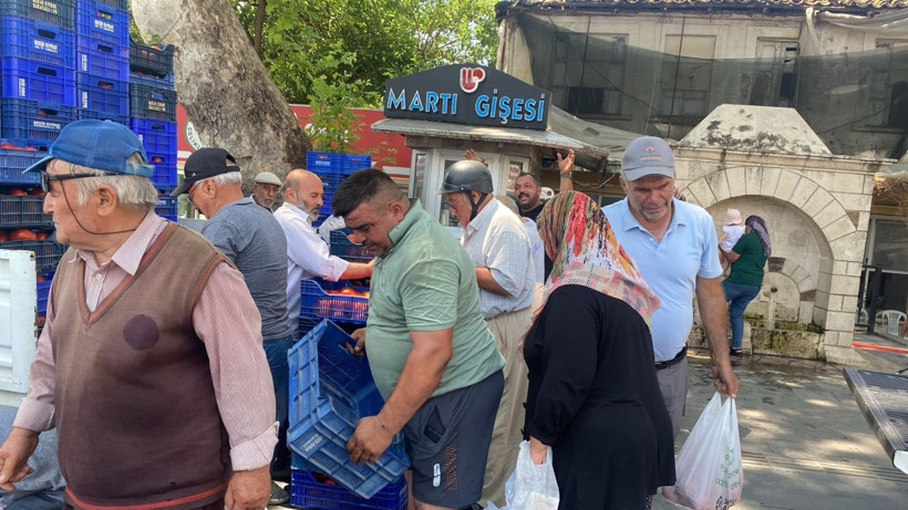 Halde alıcı bulamadığı 4 ton domatesi vatandaşlara ücretsiz dağıttı - Resim: 2