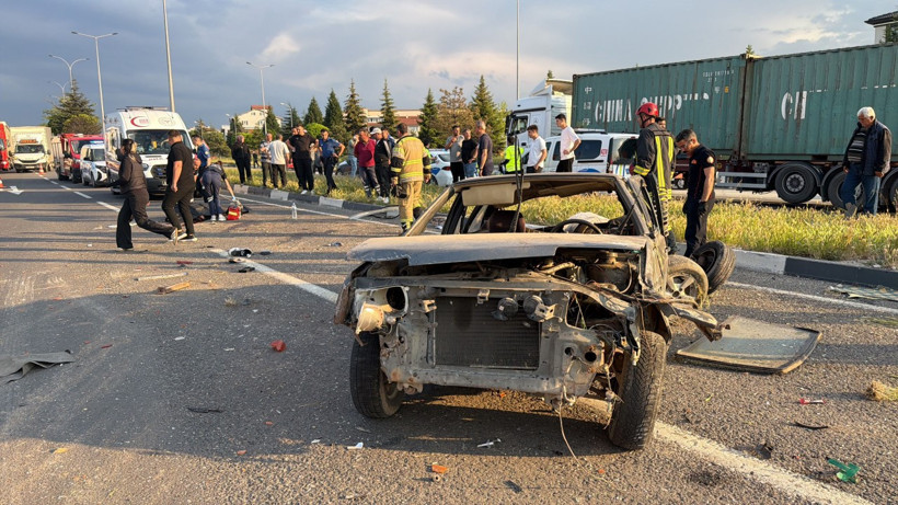 TIR'la çarpışan otomobil takla atıp karşı şeride geçti: Ölü ve yaralılar var - Resim : 1