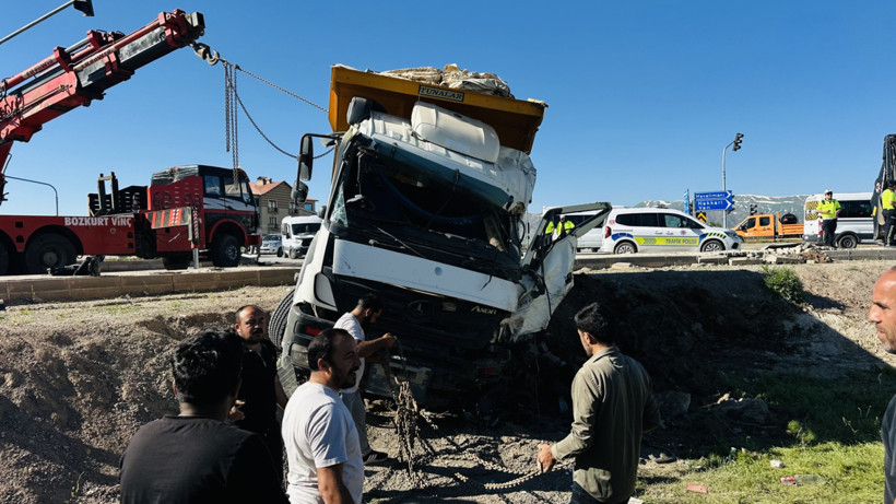 Yüksekova'da yolcu minibüsü ile kamyon çarpıştı: 3 ölü, 2 yaralı - Resim : 1