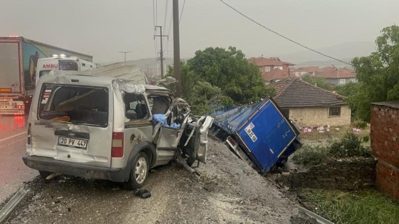 Manisa'da yağış kazaya neden oldu: Ölü ve yaralılar var - Resim: 12