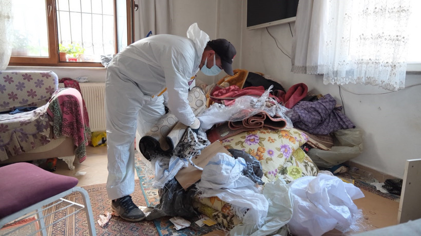 Bursa'da bir evden 5 ton çöp çıktı - Resim : 1