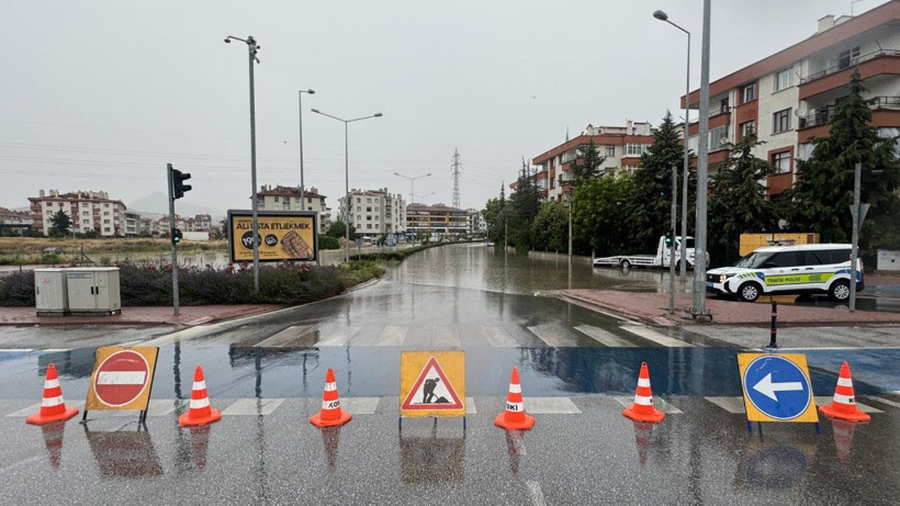 Yollar göle döndü, trafik durdu - Resim: 1