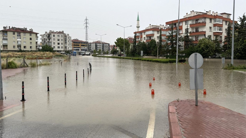 Yollar göle döndü, trafik durdu - Resim: 4