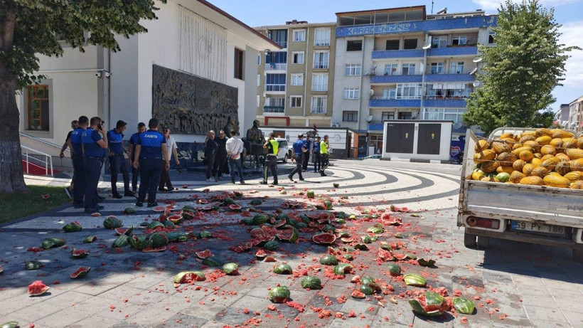 Karpuzları belediye önünde parçaladı - Resim: 3