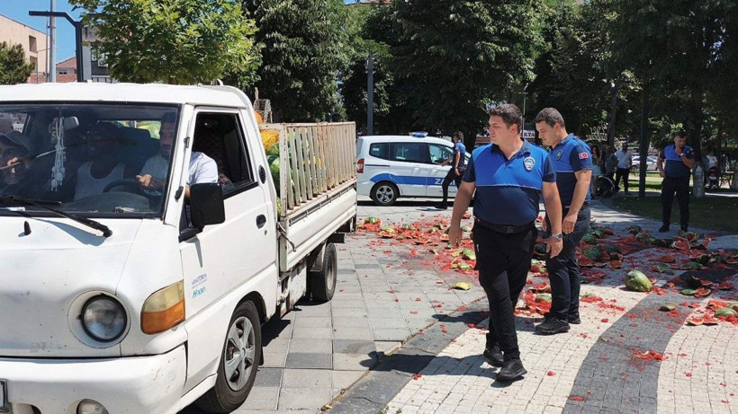 Karpuzları belediye önünde parçaladı - Resim: 4