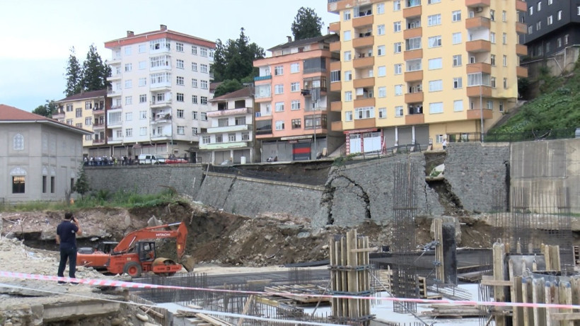 Yurt inşaatının kazısında istinat duvarı ve yol çöktü: 3 bina tahliye edildi - Resim : 5
