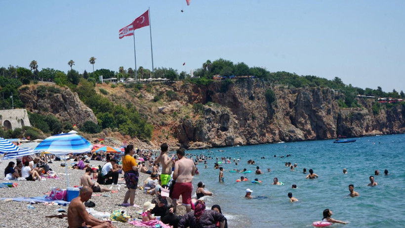Antalya'da termometreler 38 dereceyi gösterdi, sahiller doldu - Resim: 6